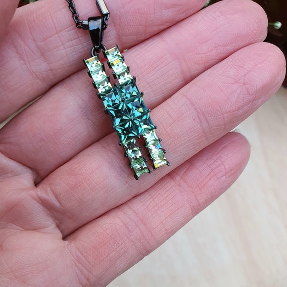 Black and Green Pendant Necklace - Picture 3 of 5